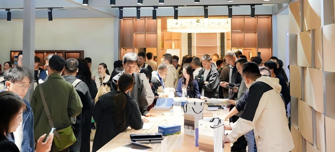 閃耀啟幕！新港仿生精板×中國建博會(huì)（上海）首日盛況！